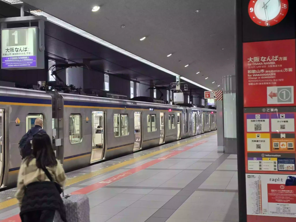 난카이 승강장의 급행전철 Express train at Nankai platform