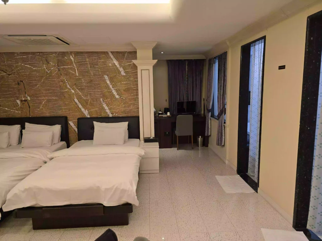 통영갤러리관광호텔 스위트 D 거실 안쪽 Inside the living room of Suite D at Tongyeong Gallery Tourist Hotel