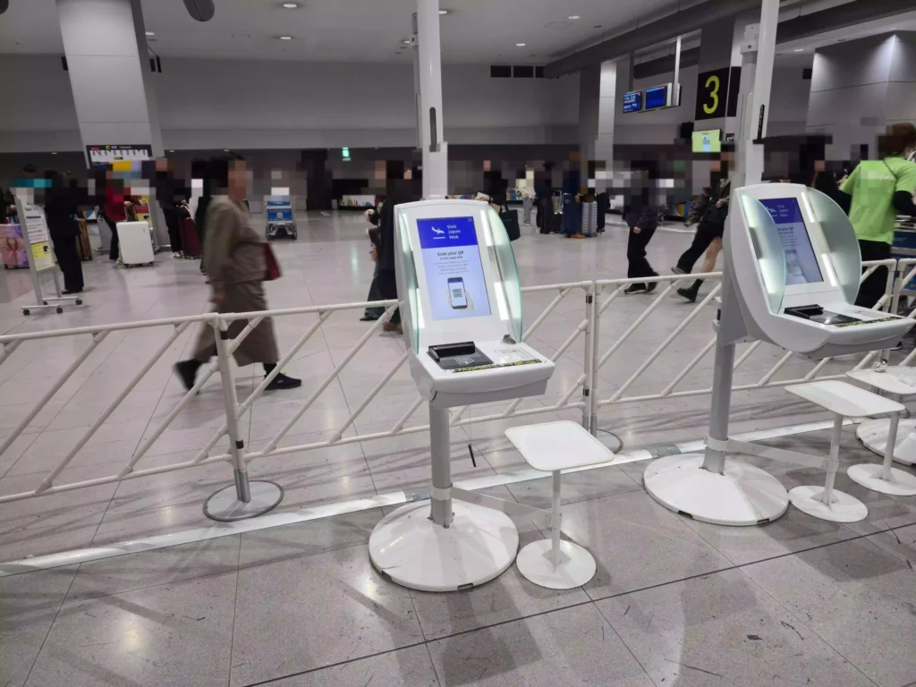 간사이 공항 비대면 세관 앞 비짓재팬웹 키오스크 추정 Presumed to be a Visit Japan Web kiosk in front of the contactless customs at Kansai Airport