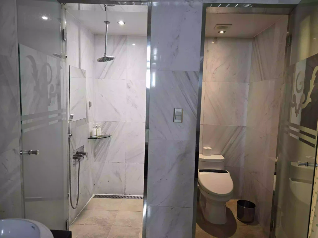 통영갤러리관광호텔 스위트 D 화장실 Tongyeong Gallery Tourist Hotel Suite D Bathroom