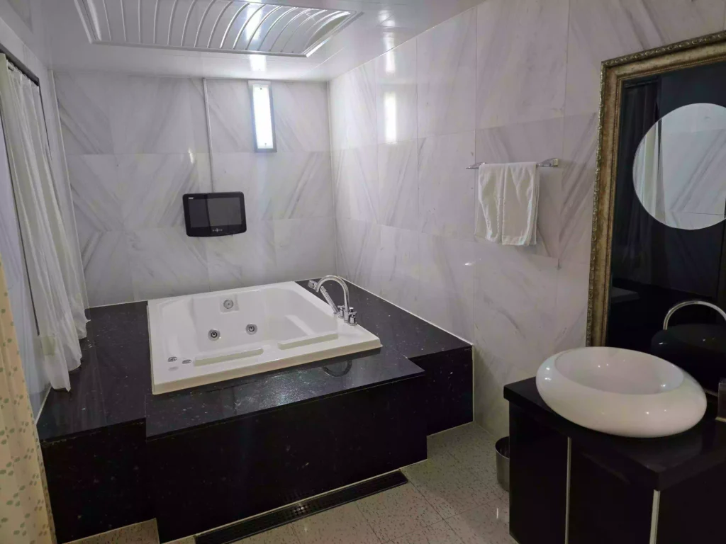 통영갤러리관광호텔 스위트 D 월풀 Tongyeong Gallery Tourist Hotel Suite D Whirlpool