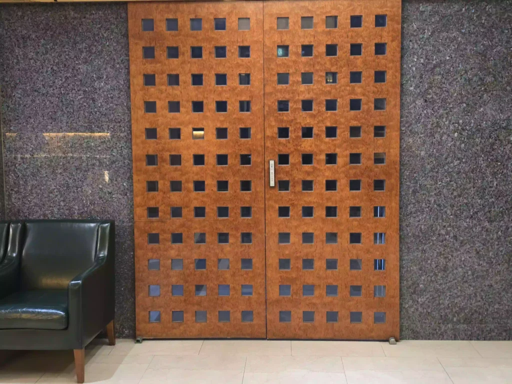 통영갤러리관광호텔 주차장 문 Tongyeong Gallery Tourist Hotel parking lot door