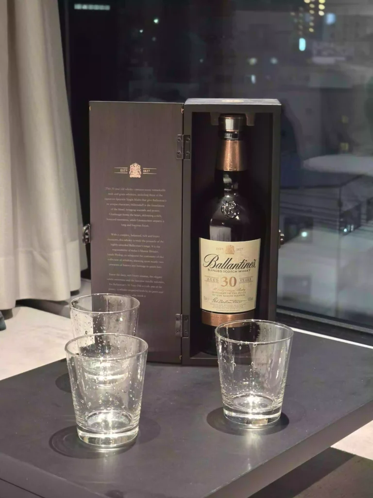 창가에서 좋은 술과 함께 일본 분위기 즐기기 Enjoying the Japanese atmosphere with good drinks by the window