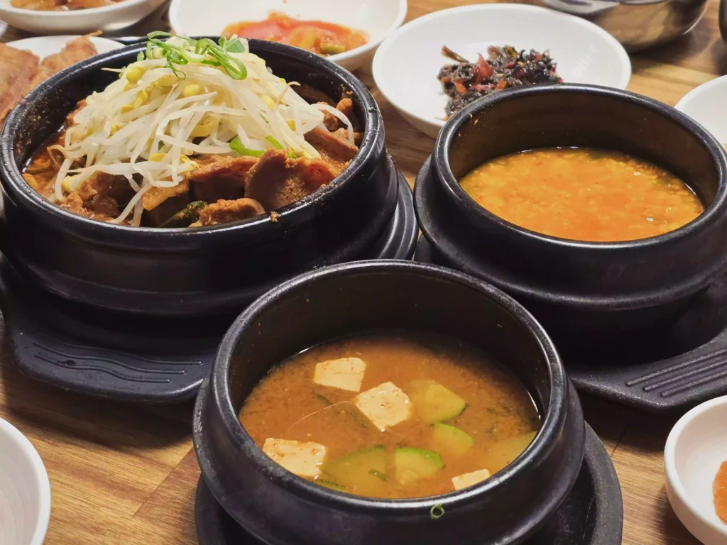 경주 정록쌈밥 제육 뚝배기와 된장찌개 Gyeongju Jeongnok Ssambap, Jeyuk Ttukbaegi and Doenjang Jjigae