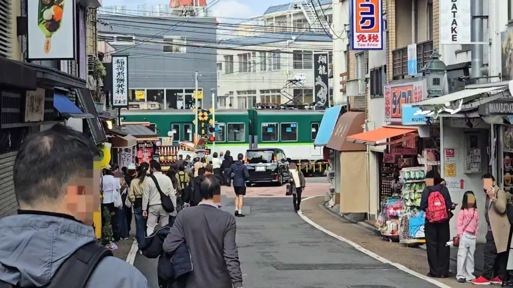 후시미 이나리 신사 입구의 노면 전차 차단기. 교토 버스 투어할 때 주의. Tram barrier at the entrance of Fushimi Inari Shrine. Be careful when taking a Kyoto bus tour.
