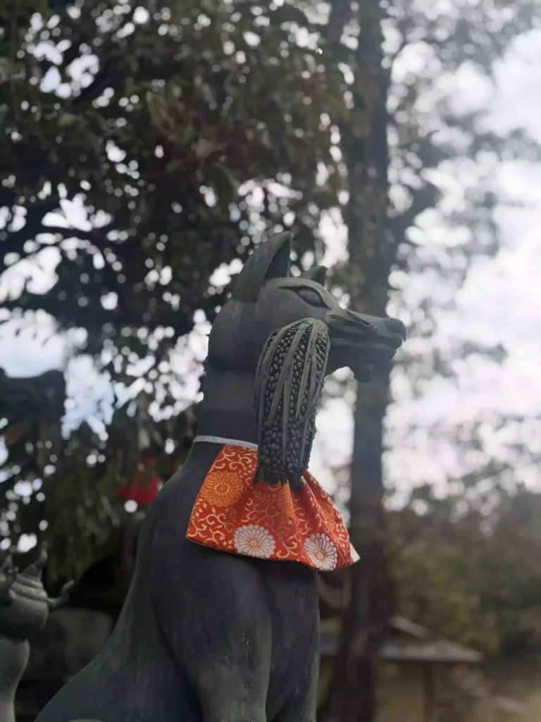 후시미 이나리 신사를 지키는, 왠지 기특하고 늠름한 여우 신상 A somehow admirable and majestic fox statue guarding Fushimi Inari Shrine