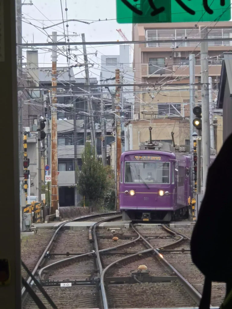 마주오는 란덴 열차 Oncoming Randen train