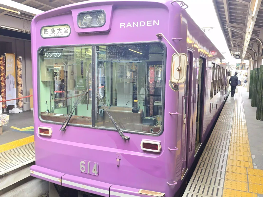 아라시야마에 도착한 란덴 열차 Randen train arriving in Arashiyama