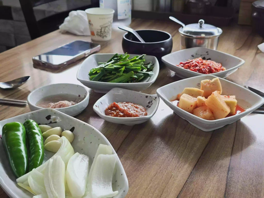 진해 맛있으면 돼지 기본 반찬 Jinhae Masitmeun Dwaeji Basic Side Dishes