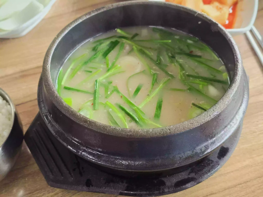 정구지(부추)를 넣은 돼지국밥 Pork soup with chives
