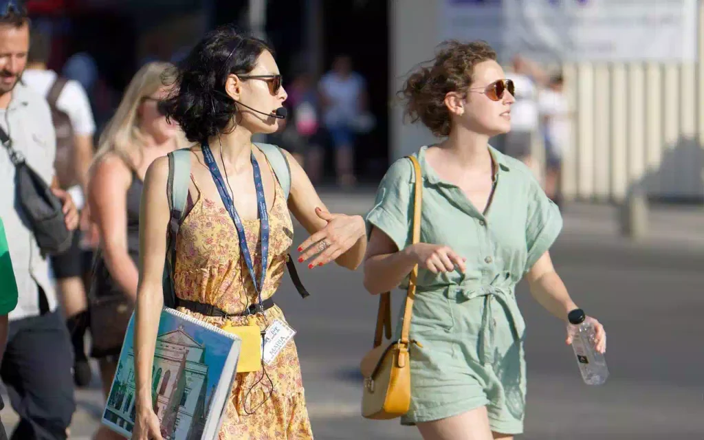 설명하는 큐레이터 Curator