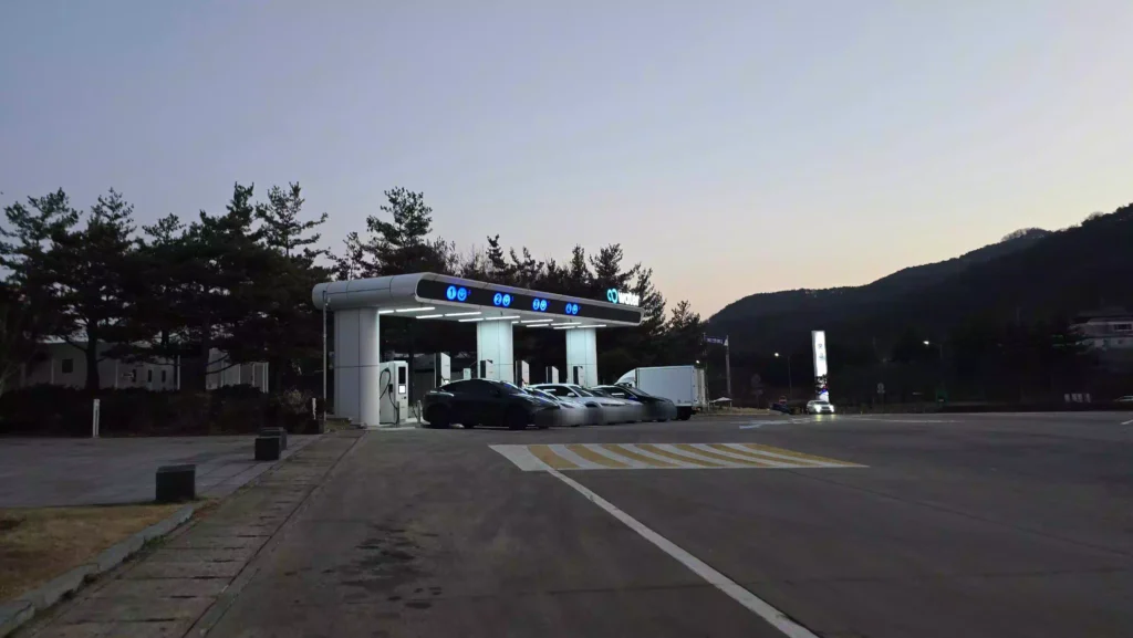 문경휴게소 워터 충전소에서 충전 중인 테슬라 NACS Charging at the Water charging station at Mungyeong Rest Area