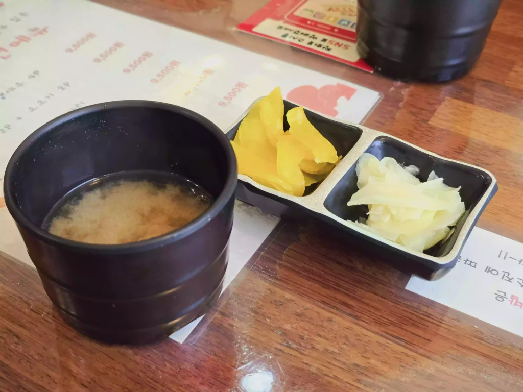 진해 정희옥 스시에서 기본으로 제공하는 반찬 Side dishes provided as standard at Jinhae Jeonghuiok Sushi