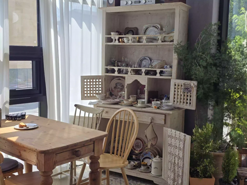 진해 자은동 카페 강트포 앤틱 장식 Antique Interior of gant de four Cafe in Jaeun-dong, Jinhae