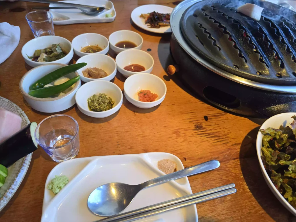 깔끔한 식기에 먹기 좋게 담겨 나온 장아찌, 고추냉이, 소금 등 기본 상차림 세팅